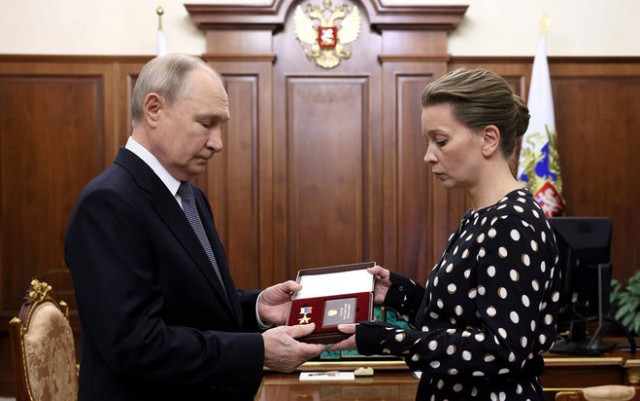 Интересно что за пацан зевал и кривлялся на заднем плане во время выступления Путина?