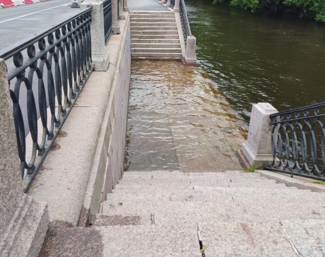 Синоптики не соврали: в Санкт-Петербурге закрыли дамбу. Уровень воды с внешней стороны уже выше 180 см
