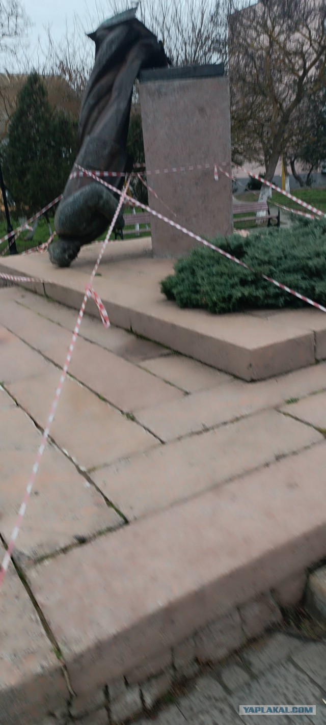 В Крыму сдуло памятник Ленину