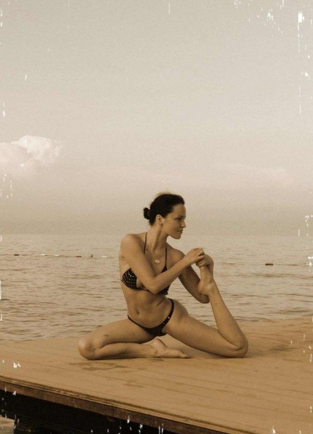 Йога на морском берегу