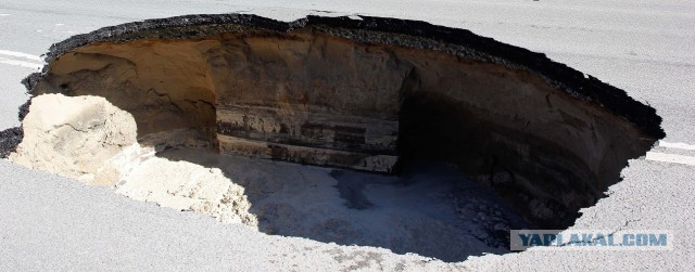 Вода уходит сквозь асфальт?!