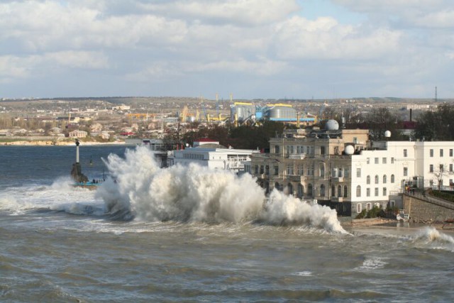 Вчерашний шторм в Севастополе