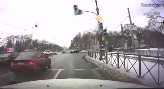 Курьёзное ДТП между сотрудниками ГИБДД и нарушителем