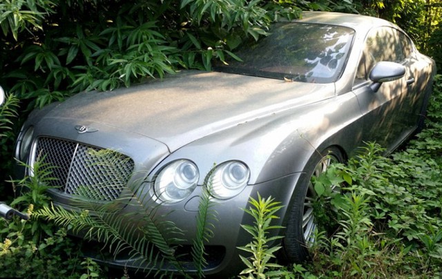 В Китае на свалке обнаружены выброшенные автомобили Bentley и Land Rover
