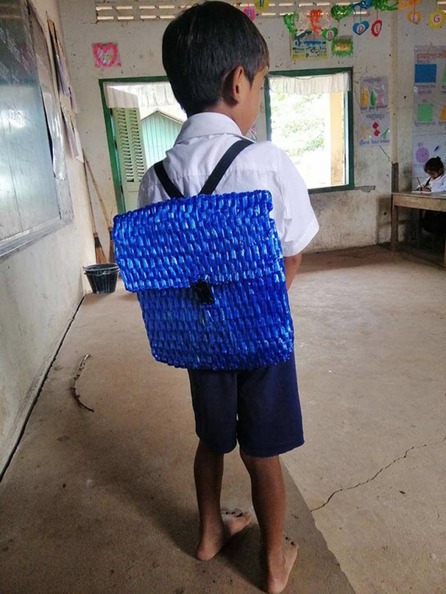 Бедный фермер не смог купить сыну школьный рюкзак и сплел его сам