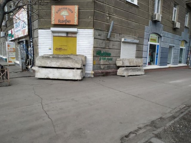 Борьба с наливайками в Днепре бетонными блоками