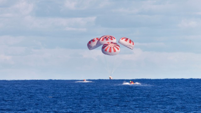 Прямо сейчас в прямом эфире посадка SpaceX DM-2