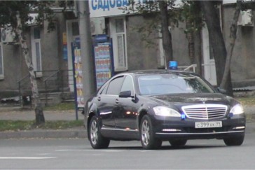 Ради проезда чиновника в час пик блокируют движение на большом перекрёстке в Новосибирске