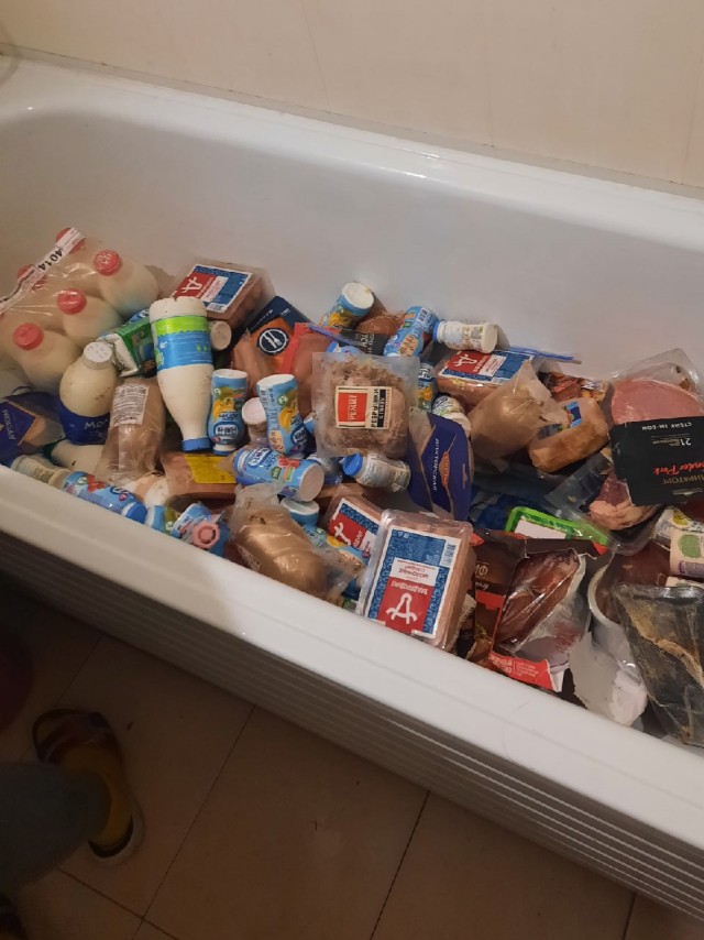 В Петербурге пенсионеры разобрали просроченные продукты в мусорке