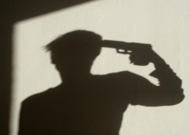 Молодой человек из Москвы выстрелил себе в голову из пистолета, потому что его мама слишком часто играла в компьютер