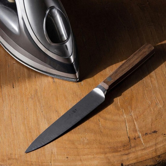 Жительница Севастополя напала на возлюбленного с ножом из-за отказа погладить рубашку