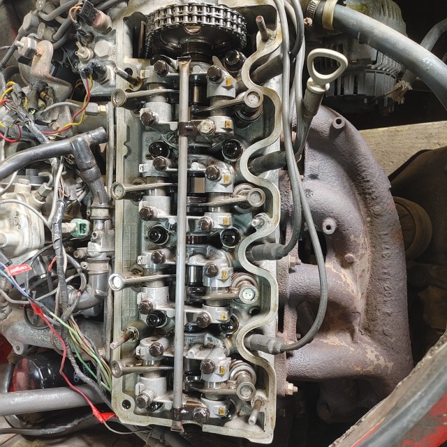 Кто все эти люди, которые плачут по V8, но сами ездят на 1.6?