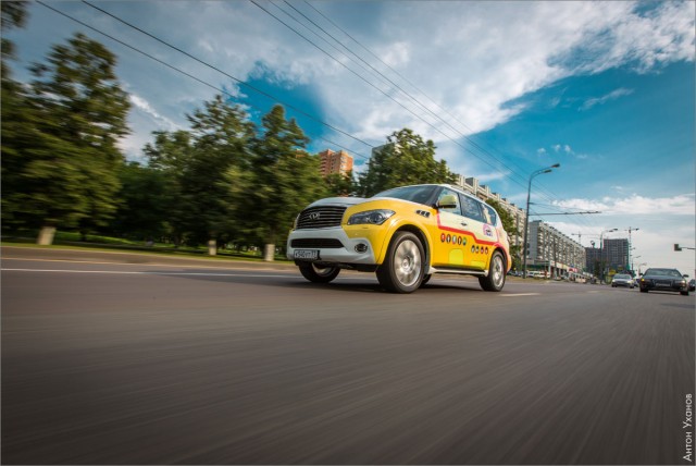 Сумасшедше-разноцветный Infiniti QX56