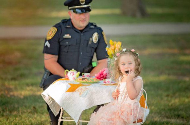 Полицейский снялся в трогательной фотосессии с девочкой, которую спас от смерти