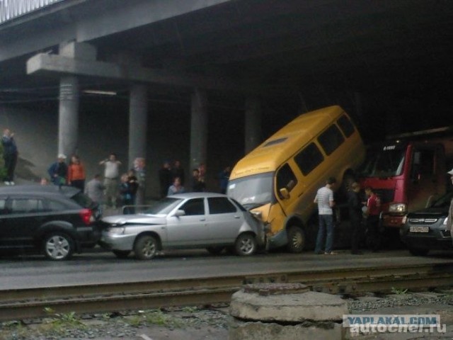 Грузовик снес 7 машин
