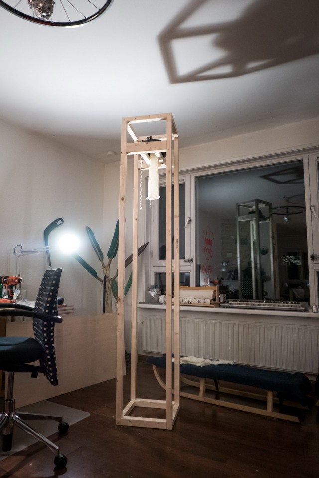 Как парень сделал вязальную машину, чтобы развлечь пассажиров в ожидании поезда