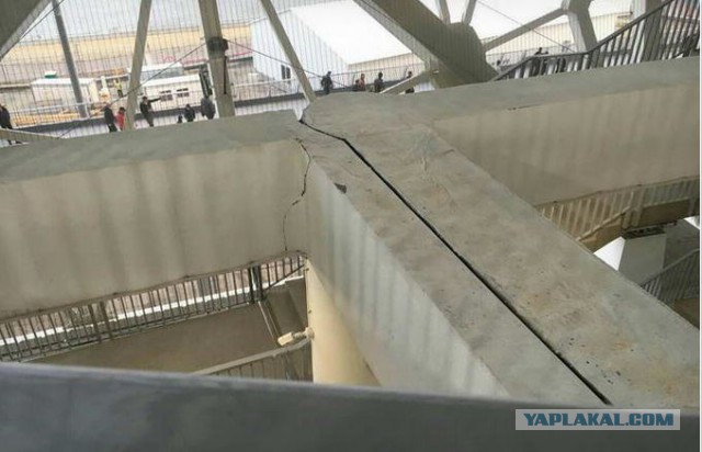 Провал грунта у стадиона в Волгограде.