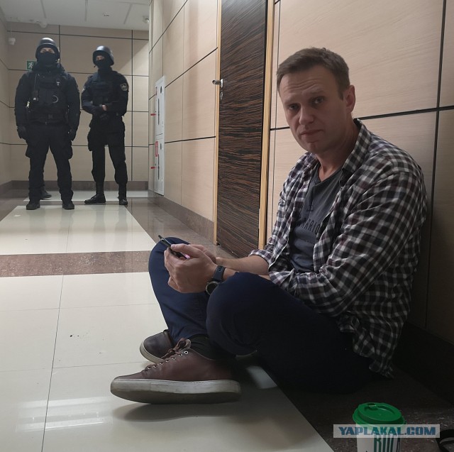 В офисе ФБК выломали дверь и проводят обыск. Навального задержали