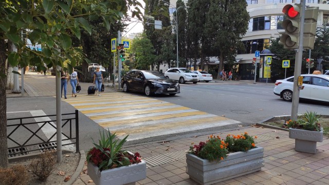 Автохамка яжмать припарковалась на тротуаре в Сочи. Права, видимо, нашла там же