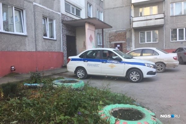 в Новосибирске в подъезде 9-этажки весь день лежит труп женщины