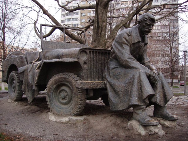 Советские монументы и уличные памятники