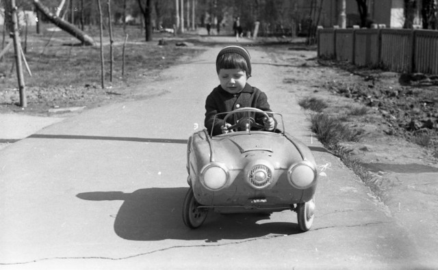 Первый педальный «Москвич», который мы скопировали у итальянцев: рамное шасси, фары от «Победы» и космический дизайн
