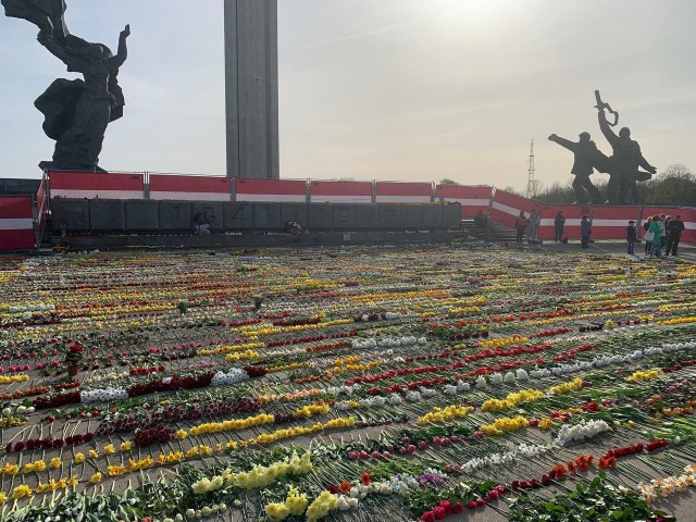 Жители Риги снова принесли цветы к памятнику Освободителям