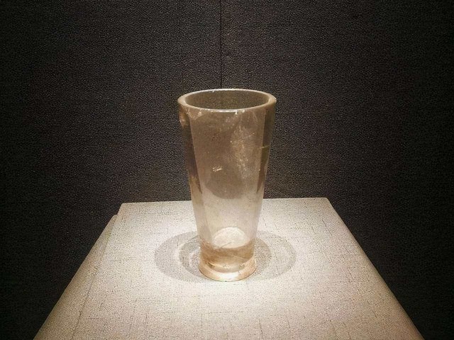 Пивная бутылка, крышечки от нее и пивной бокал. Вот что они делают в экспозициях археологических музеев?