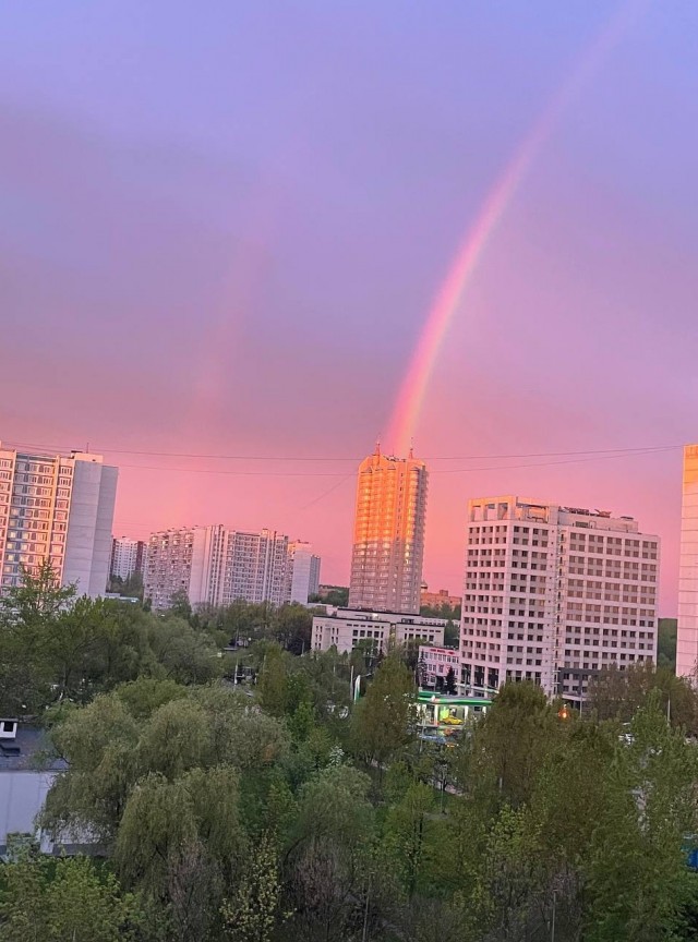 Великолепный рассвет засняли сегодня утром над Москвой.
