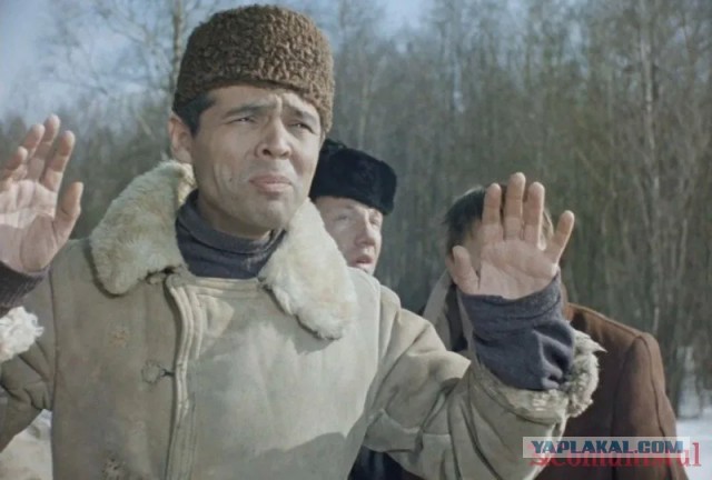 "— Я сразу заподозрил, что тут что-то не то. Слишком вежливые. Меня когда раньше задерживали — всегда били."