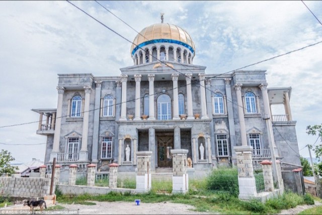 На Патриарших прудах в районе Палашёвского переулка начали сносить старые и безвкусные особняки
