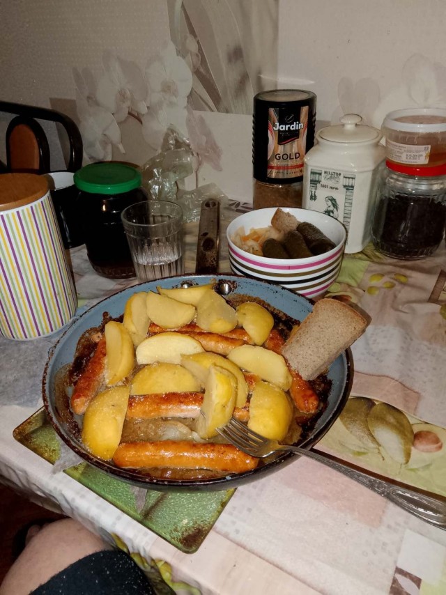 Картофель жаренный на сале с луком и чесноком
