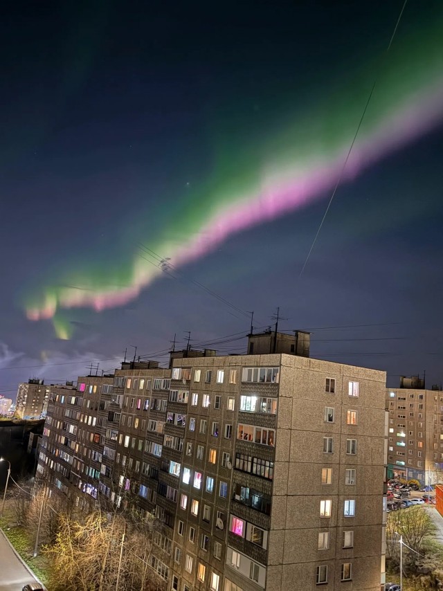 Потрясающей красоты северное сияние раскрасило небо над Мурманском.
