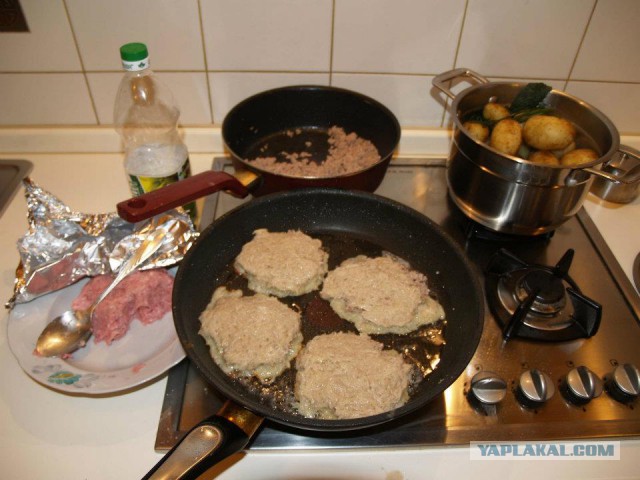 Драники в горшочках с мясом и грибами.