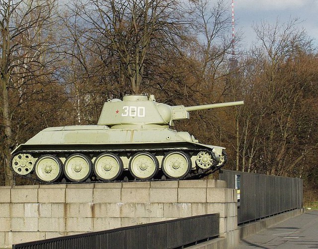 Решил вот танк сделать :)