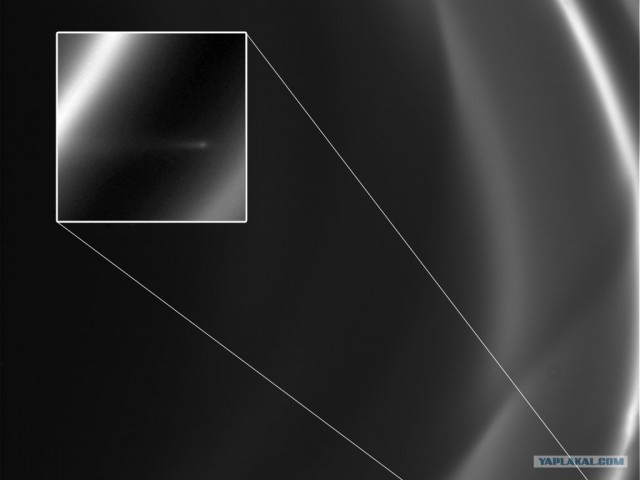 Возле колец Сатурна обнаружены странные объекты.