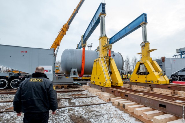 Транспортировка корпуса ядерного реактора через Великий Новгород