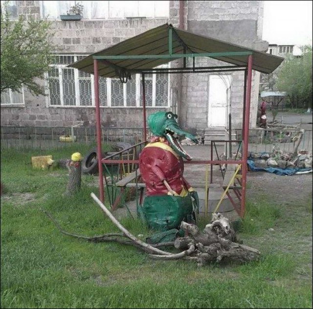 18 странных скульптур на детских площадках, которые невозможно забыть