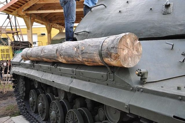Привязанное к танку бревно - символ удачи или необходимость?