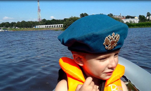 Мой товарищ служил в ВДВ, и с ним что то не так.