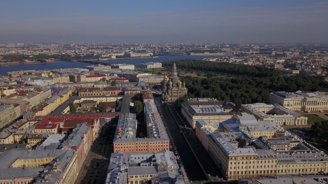 В  Ленинграде городе, у семи углов