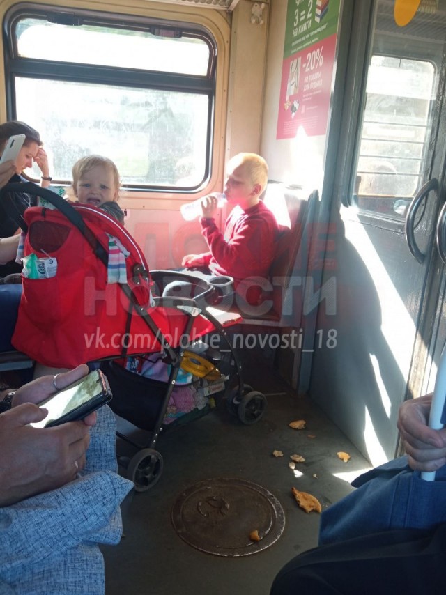 В московской электричке очередная "яжемать" устроила скандал, не желая убирать разбросанную еду за ребенком