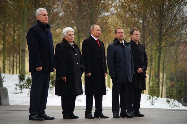 Солдат шёл по улице домой...
