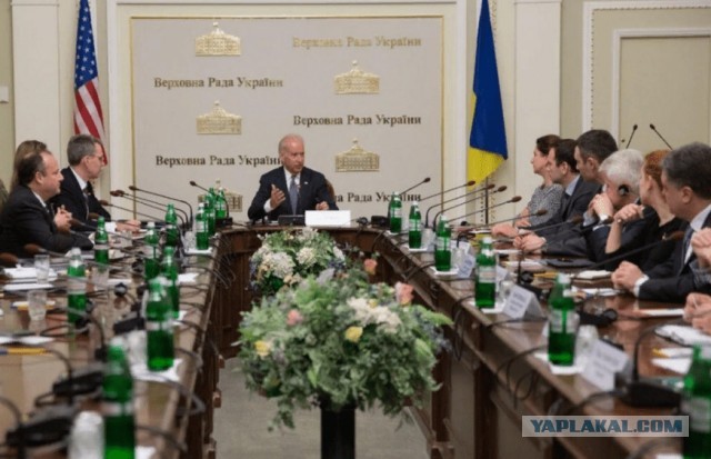 В Краснодаре женщина пыталась напасть на жён и матерей участников СВО, которые плели во дворе маскировочные сети