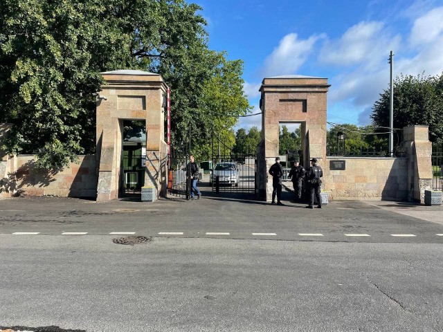Полиция с ночи выставила кордоны у Серафимовского кладбища в Петербурге