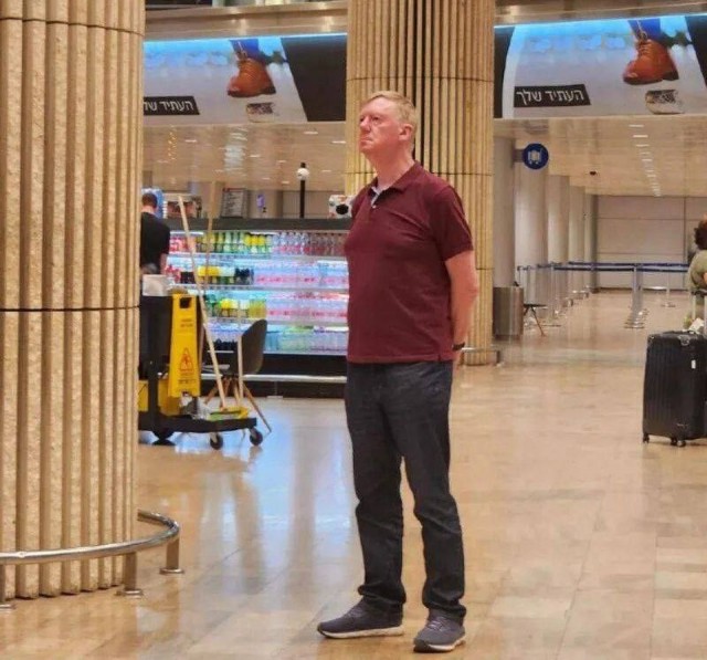 Пенсионер в аэропорту