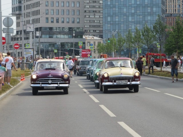 парад ретротрамваев и автомобилей