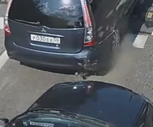 Ветер повалил дерево на попавшую в ДТП машину в Люберцах.