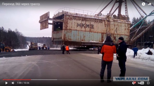 Движение шагающего экскаватора весом более 700 тонн по дороге в Свердловской области