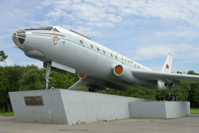Самолет во дворе